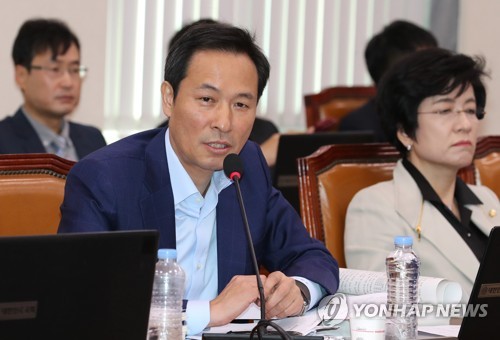 위원장에게 건의하는 우상호