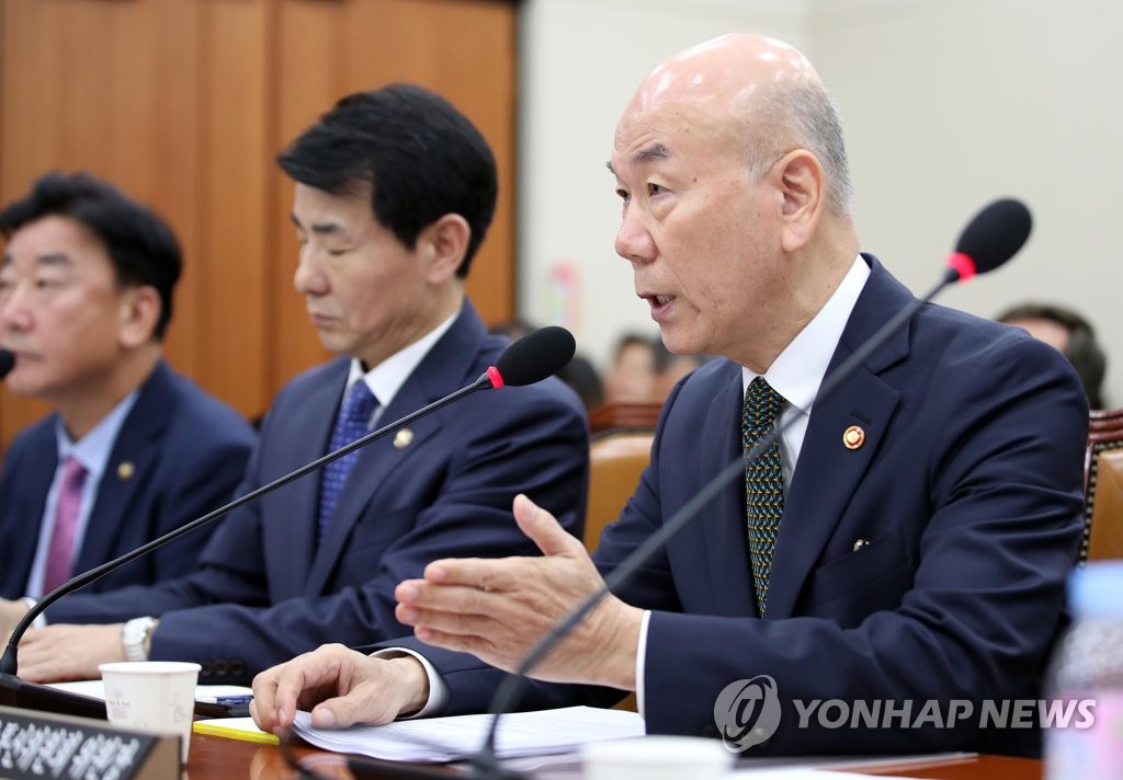 국감 질의 답하는 이효성 방통위원장