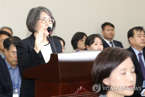 증인 선서하는 김영란