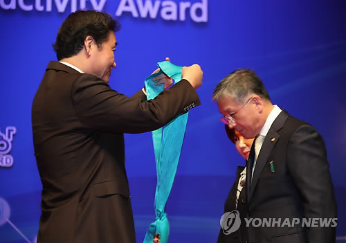 국가생산성대회, 유공자 포상하는 이 총리