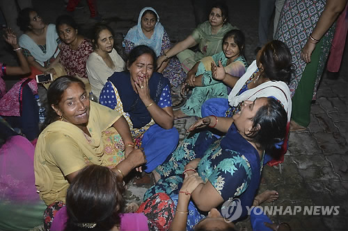 인도서 열차가 축제 인파 덮쳐…유가족 오열