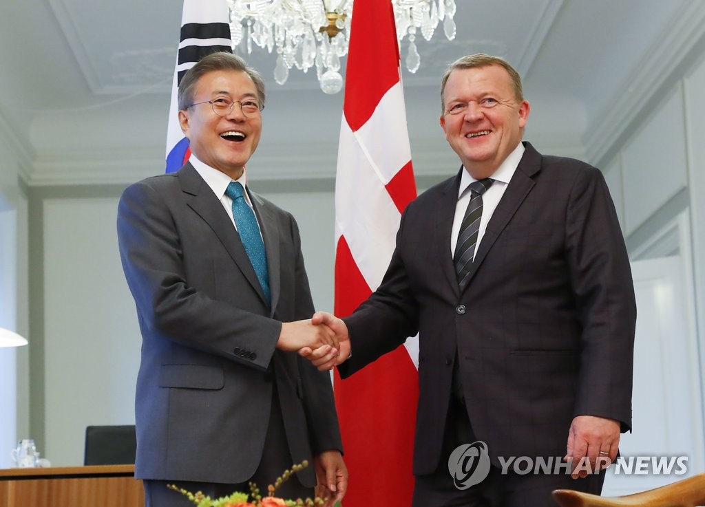 South Korean President Moon Jae-in (L) and Danish Prime Minister Lars Lokke Rasmussen shake hands before holding a bilateral summit in Copenhagen on Oct. 20, 2018. (Yonhap)