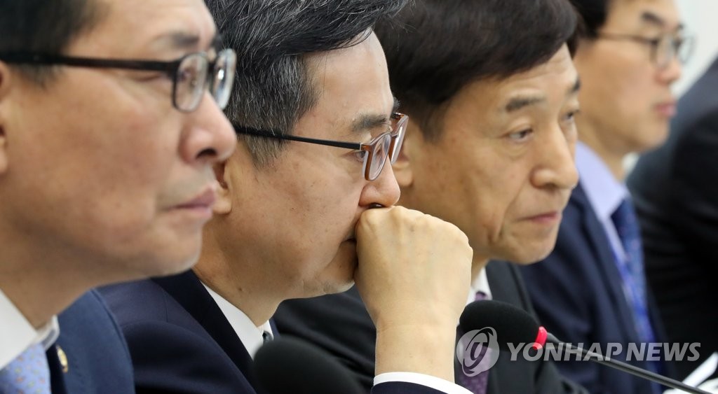 생각에 잠긴 김동연 부총리