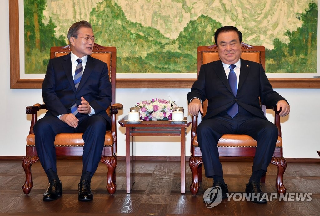 환담하는 문 대통령과 문희상 국회의장