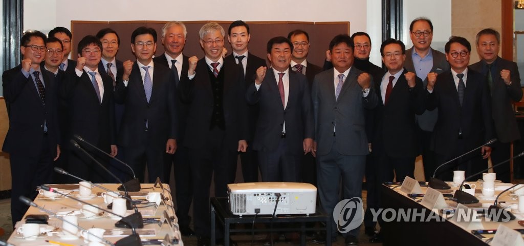중견·중소기업 CEO들과 파이팅 외치는 김현철 위원장