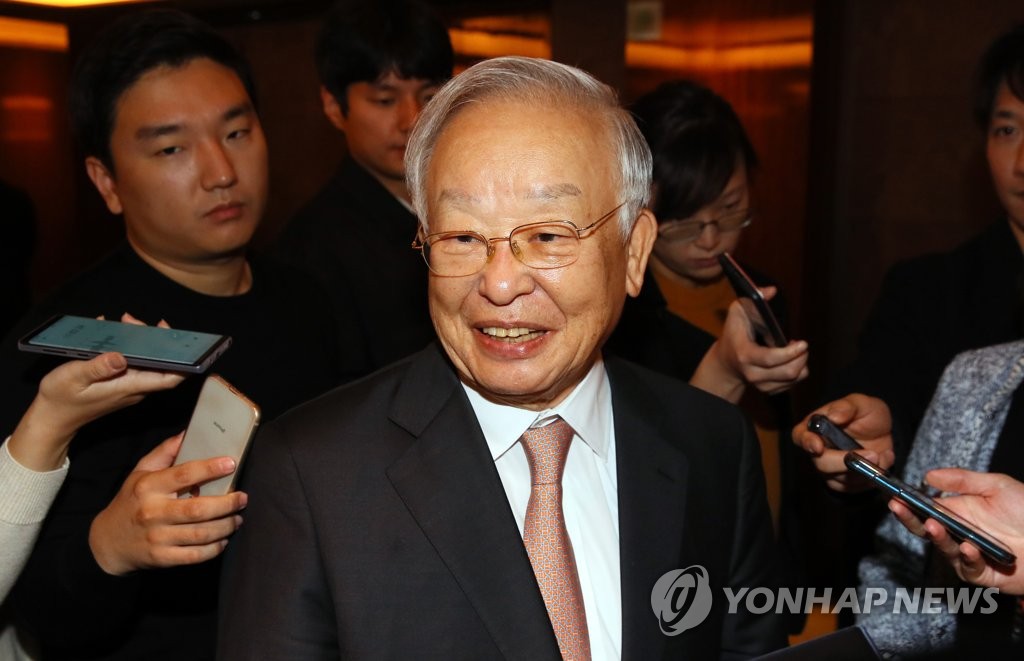 취재진 질문에 답하는 손경식 회장