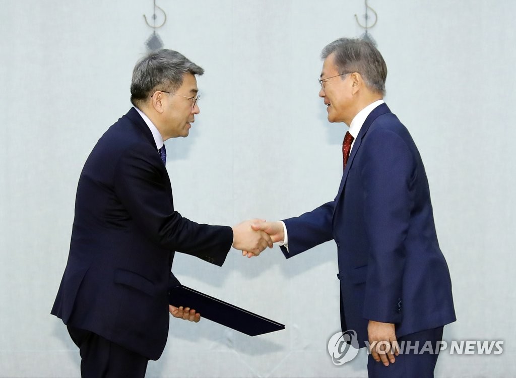 문 대통령, 권구훈 신임 북방경제위원장과 악수