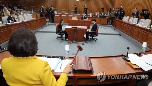의사봉 두드리는 박영선 위원장