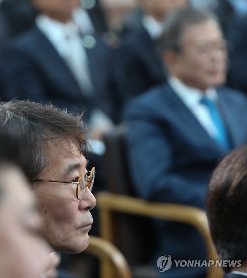 문 대통령 앞 장하성 실장