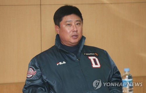인터뷰하는 김태형 감독