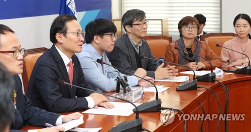 선거연령 하향 요구 사회단체와 간담회 갖는 홍영표