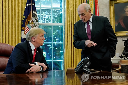 도널드 트럼프(왼쪽) 미국 대통령과 존 켈리 백악관 비서실장