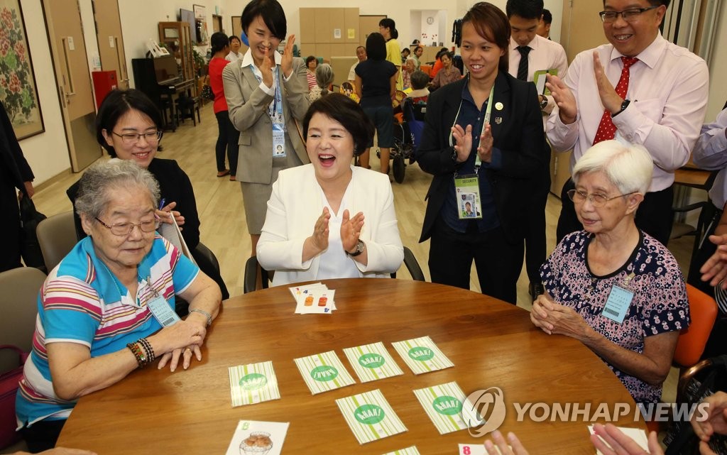 싱가포르 요양 병원 방문한 김정숙 여사