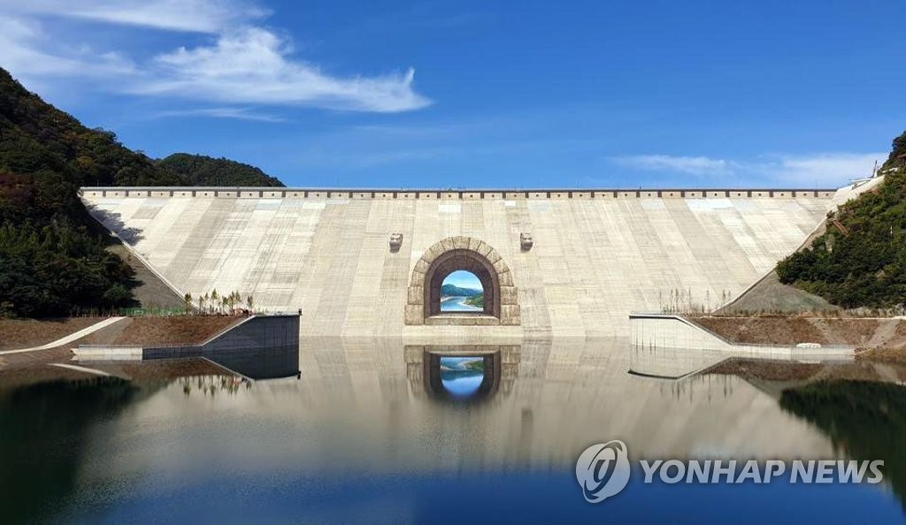 화천 평화의댐에 '통일로 가는 문' 트릭아트