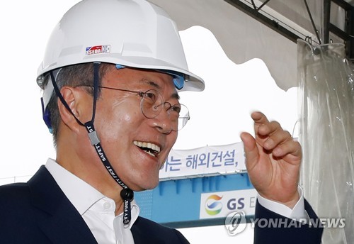 싱가포르 지하철 차량기지 공사장 찾아 웃음 짓는 문 대통령