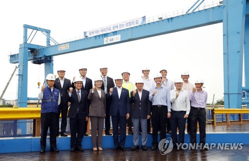 문 대통령, 해외 근로자들과 파이팅!