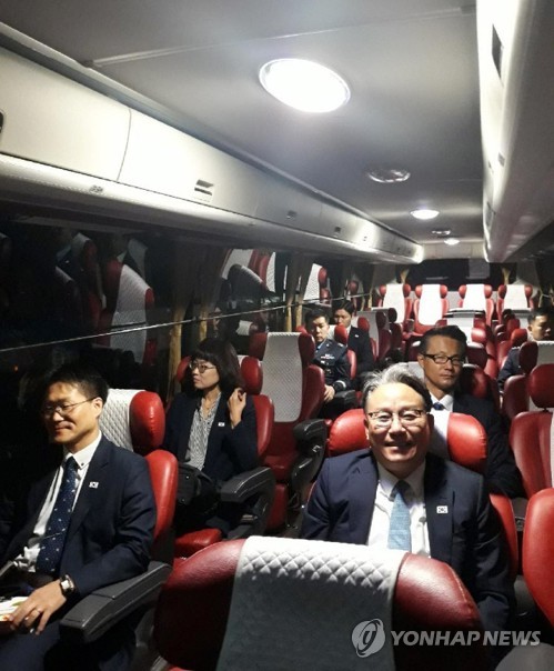 개성 남북연락사무소로 떠나는 항공회의 남측 대표단