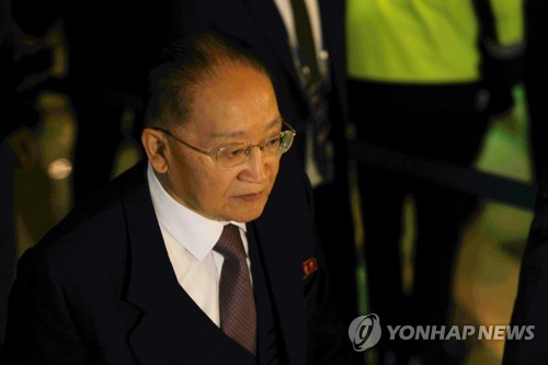 숙소 나서는 리종혁 부위원장