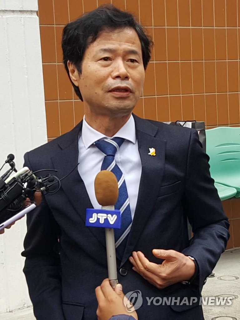 항소심 판결 후 인터뷰하는 전북교육감