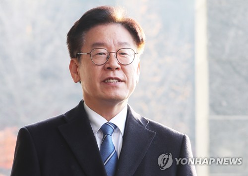 질문에 답하는 이재명 지사