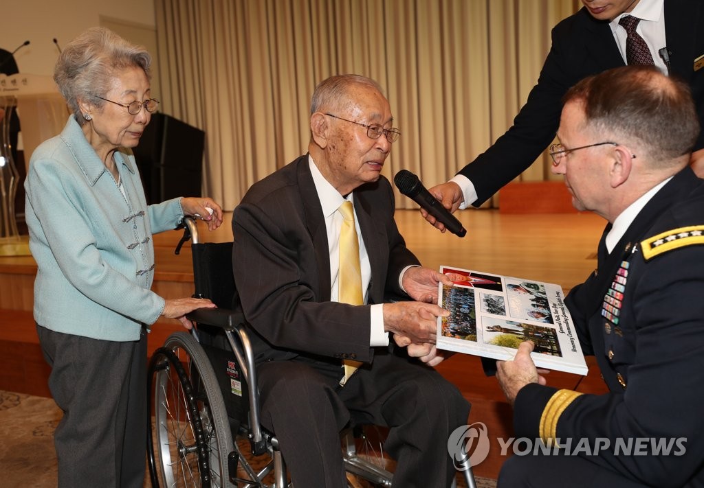 생일선물 받는 백선엽 장군
