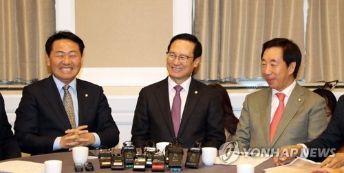 웃으며 대화하는 교섭단체 원내대표