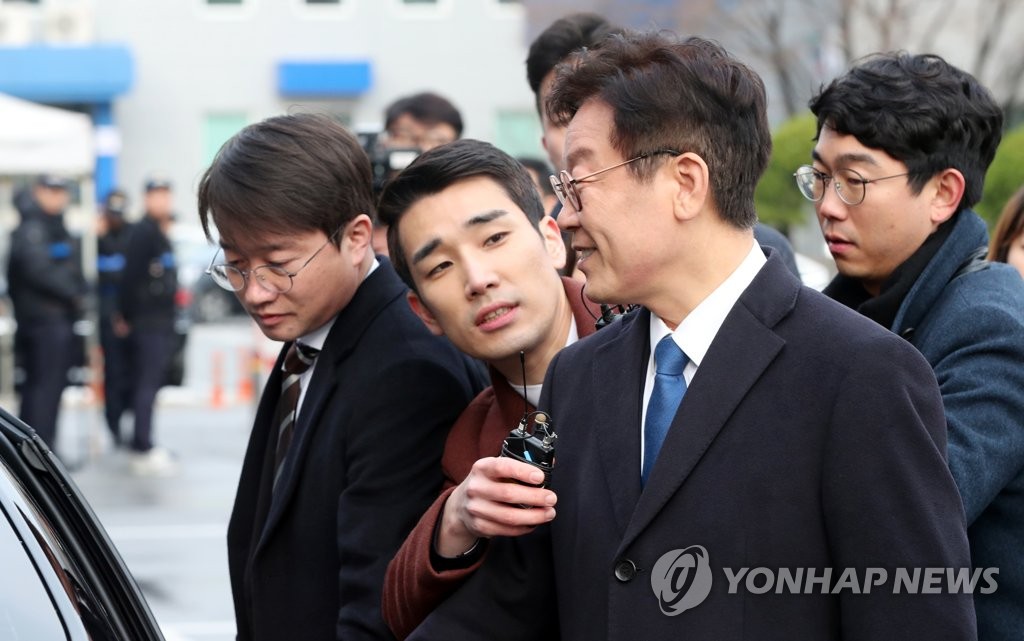 점심식사 위해 성남지청 떠나는 이재명