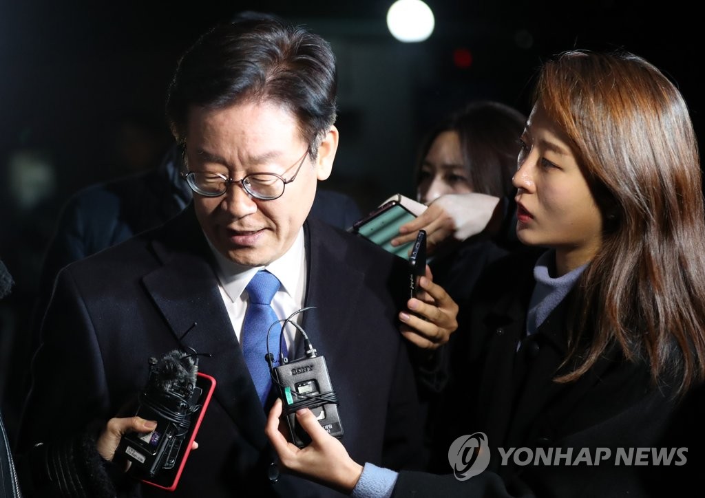 13시간 조사 마치고 귀가하는 이재명