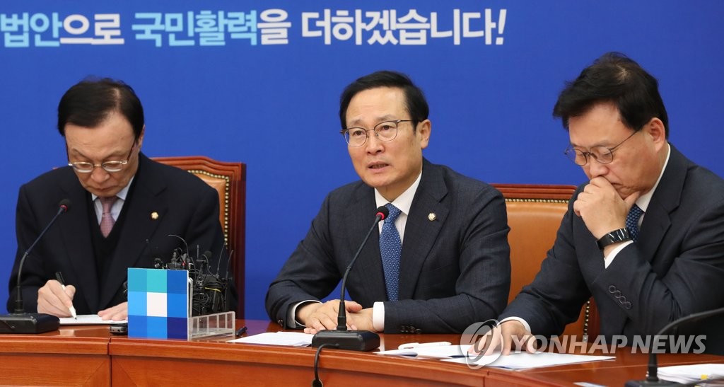 발언하는 홍영표 원내대표