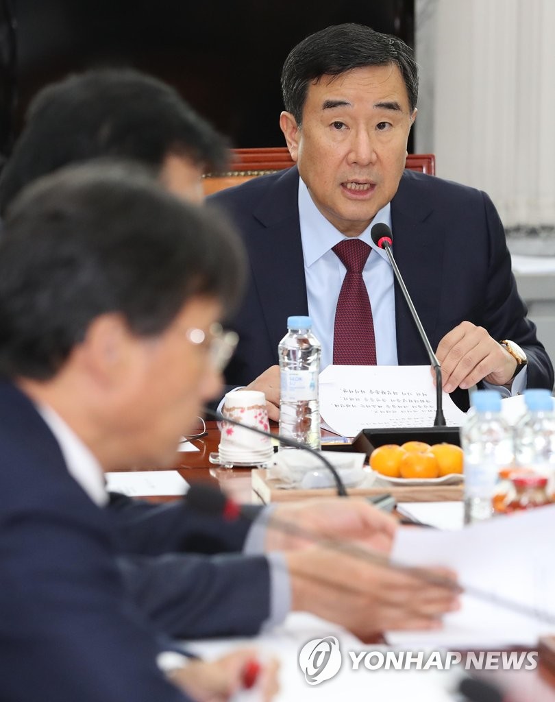 회의 주재하는 김정훈 소위원장
