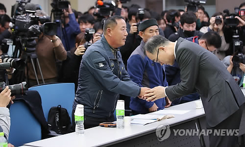 형제복지원 피해자들에게 사과하는 문무일 검찰총장