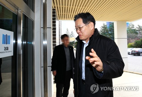 검찰 출석하는 이경일 강원 고성군수