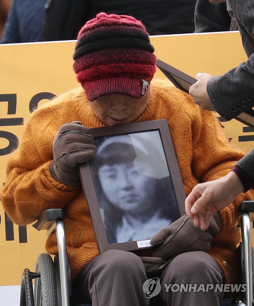 동료의 영정을 들고서