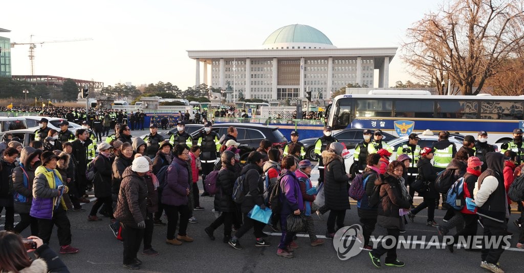 국회 포위한 민중대회 참가자들