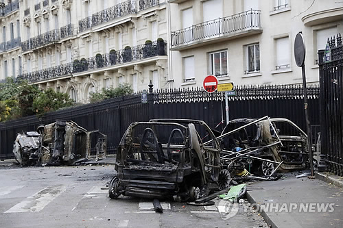 (파리 AFP=연합뉴스) 전날 샹젤리제거리를 비롯해 프랑스 파리 중심가 곳곳에서 벌어진 시위 와중에 불탄 차들이 2일(현지시간) 길가에 방치된 모습.