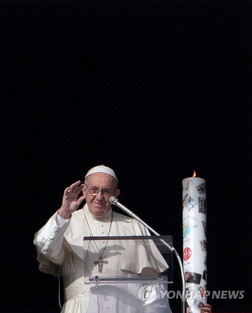 시리아 어린이 위해 촛불 밝힌 프란치스코 교황