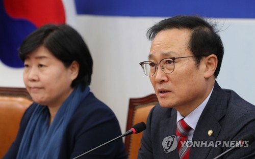 발언하는 홍영표 원내대표