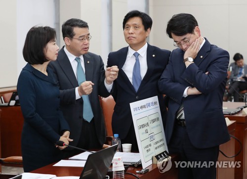 얘기 나누는 교육위 법안심사소위 위원들