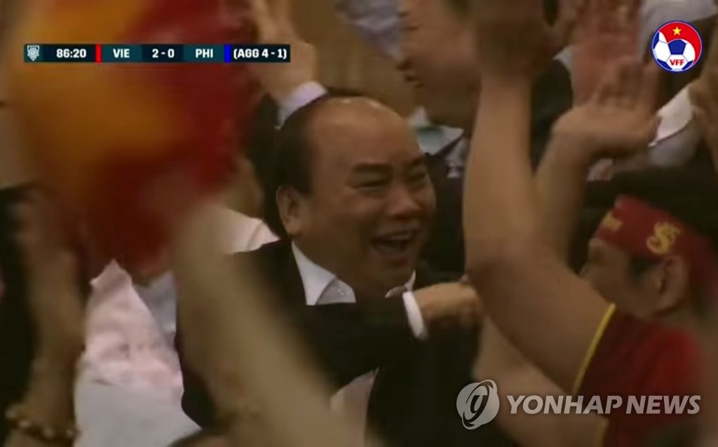 기뻐하는 응우옌 쑤언 푹 베트남 총리