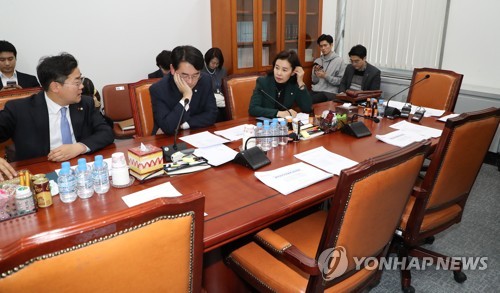 교육위 소위 개의 기다리는 여당 위원들