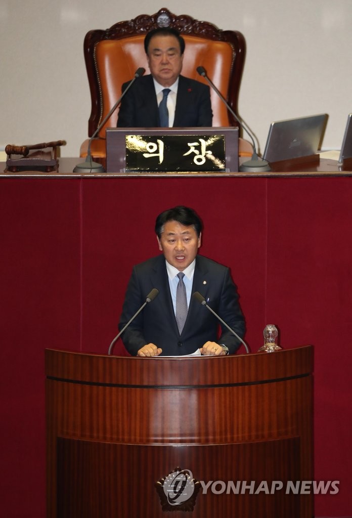 예산안 통과 반대 토론하는 김관영 원내대표