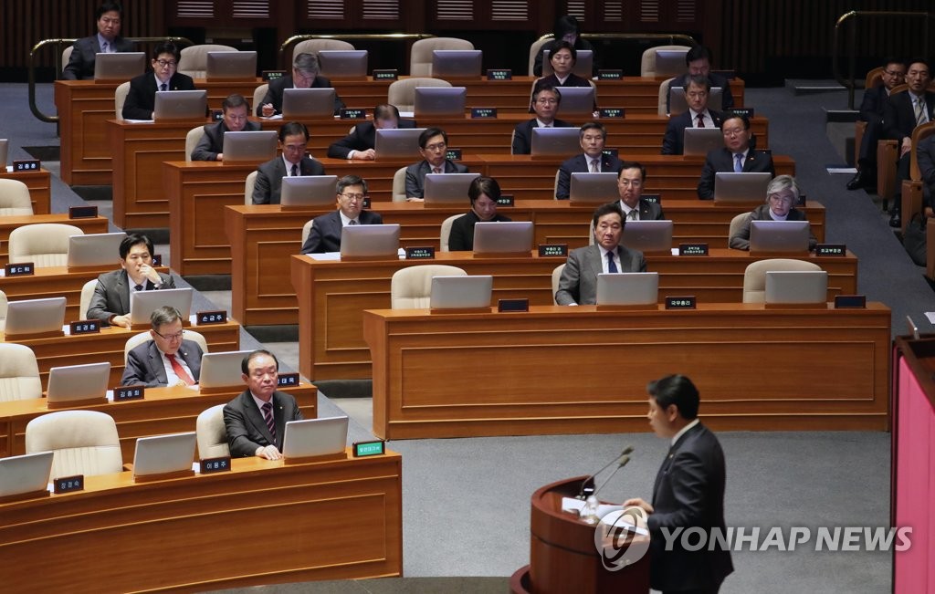 예산안 통과 반대토론 듣는 국무위원들