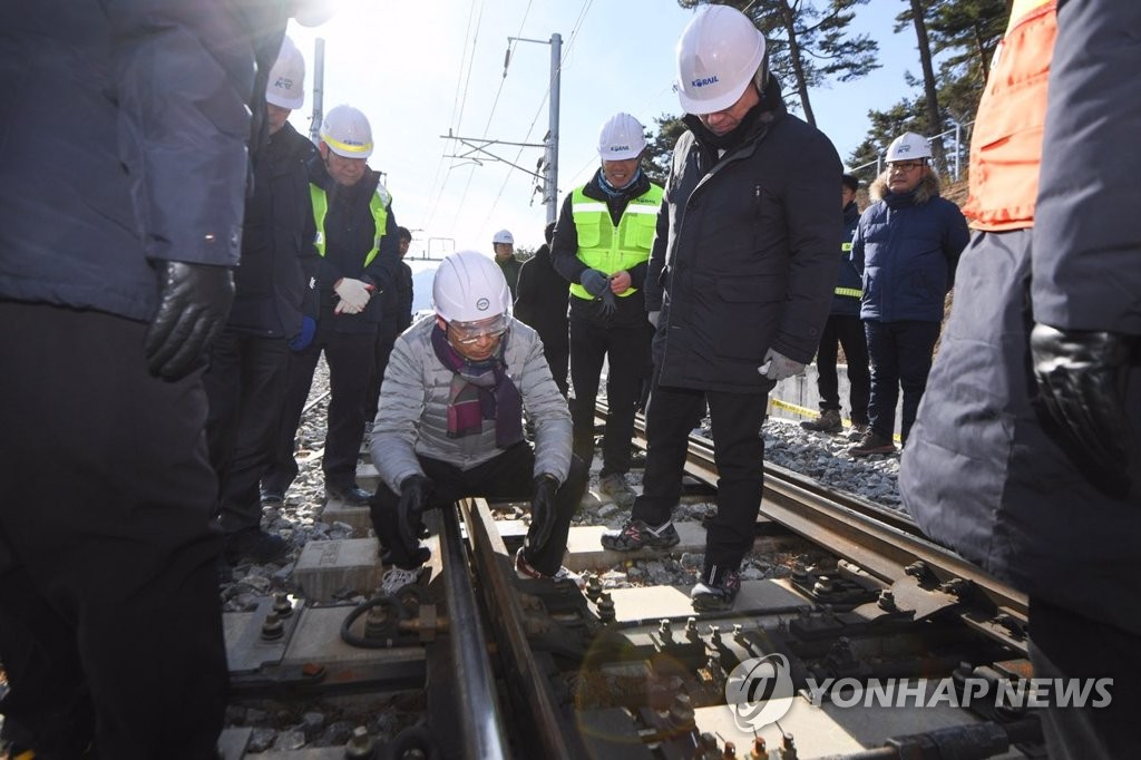 KTX 사고 현장 찾은 김정렬 차관