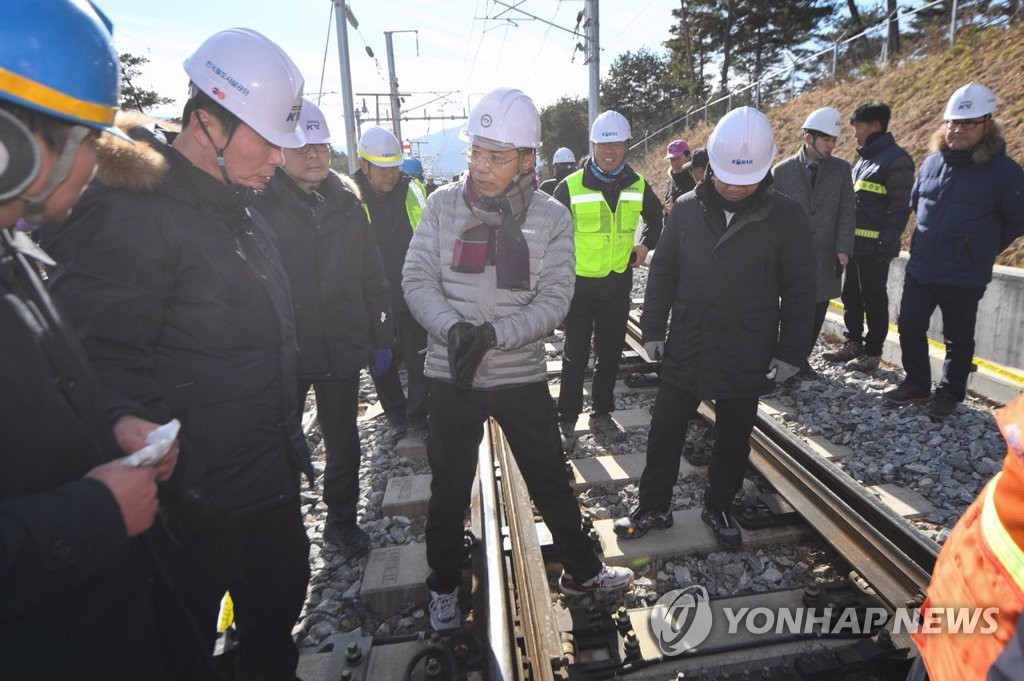 KTX 사고 현장 찾은 김정렬 차관