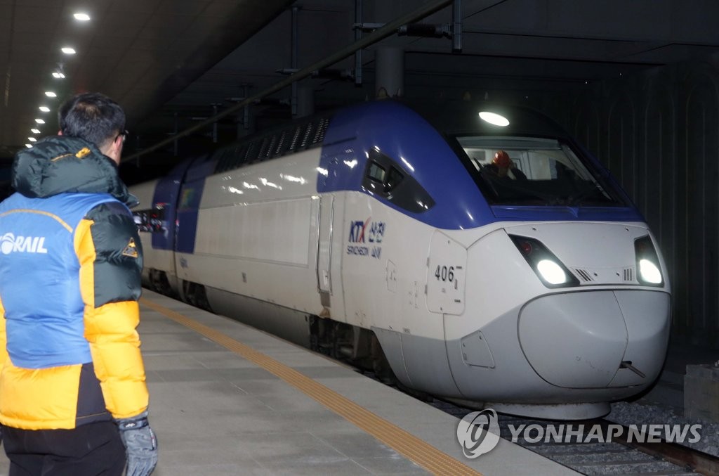 This photo, taken Dec. 10, 2018, shows a Seoul-bound KTX bullet train entering the platform at Gangneung Station in the eastern city of the same name as operations are resumed two days after a derailment accident. (Yonhap)