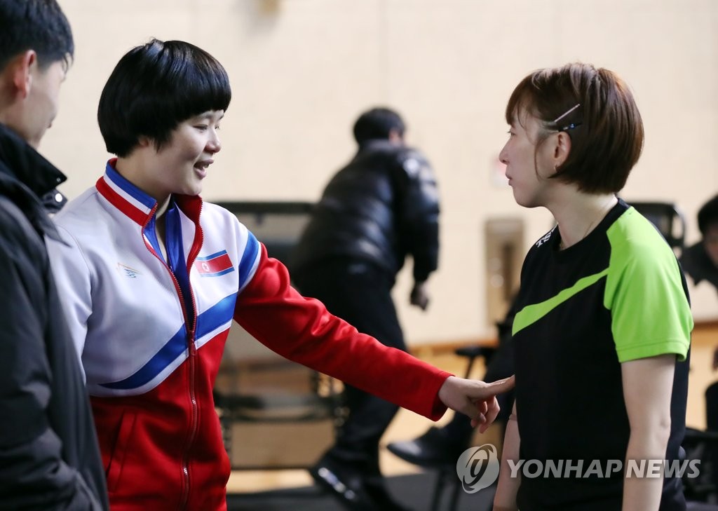 2018년 그랜드파이널 탁구 대회에서 인사 나누는 북한 차효심(왼쪽)과 한국 서효원