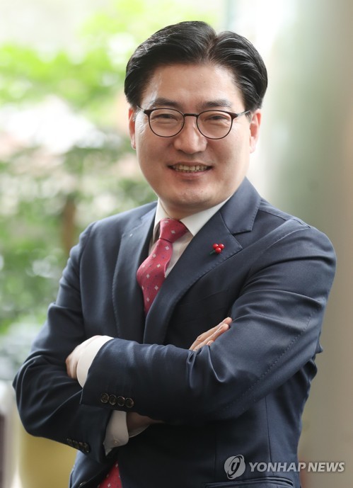 포즈 취하는 이정훈 강동구청장