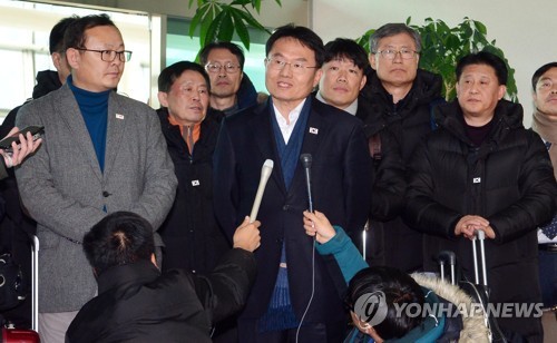 취재진 질문에 답하는 박 공동단장
