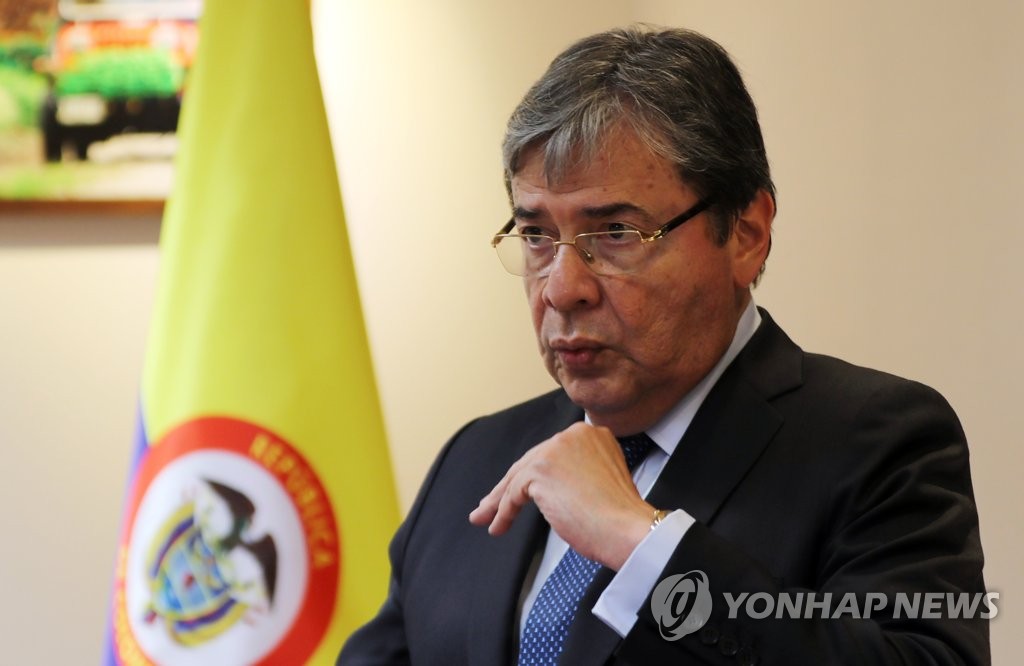 El canciller colombiano se reúne con la prensa El canciller colombiano se reúne con la prensa