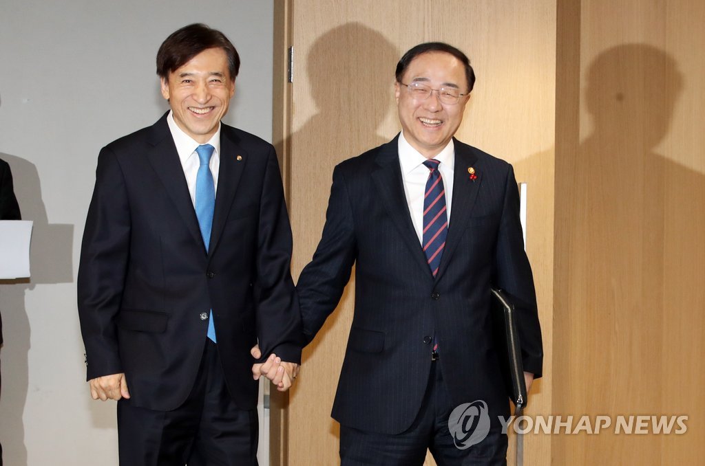 손 잡은 홍남기 부총리·이주열 한은총재